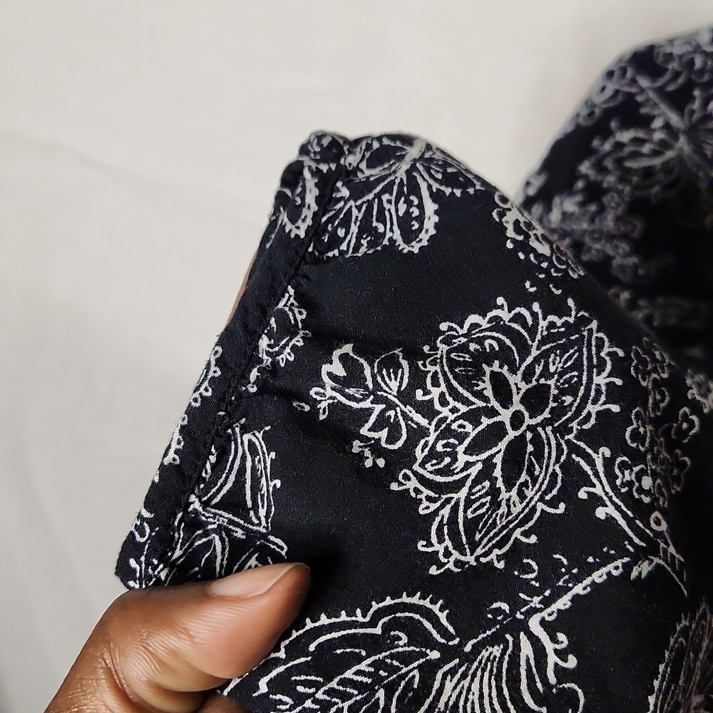 Old Navy Black Blouse with White Flowers - Picture 5 of 6
